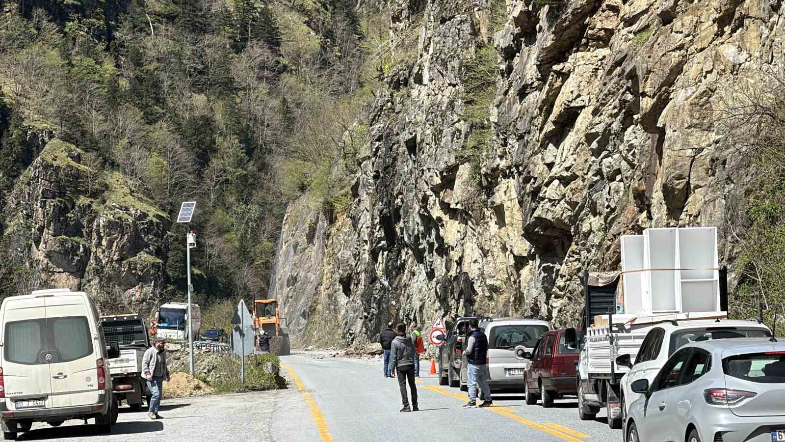 Çaykara-Uzungöl karayolunda kaya düşmesi nedeniyle ulaşım kontrollü sağlanıyor
