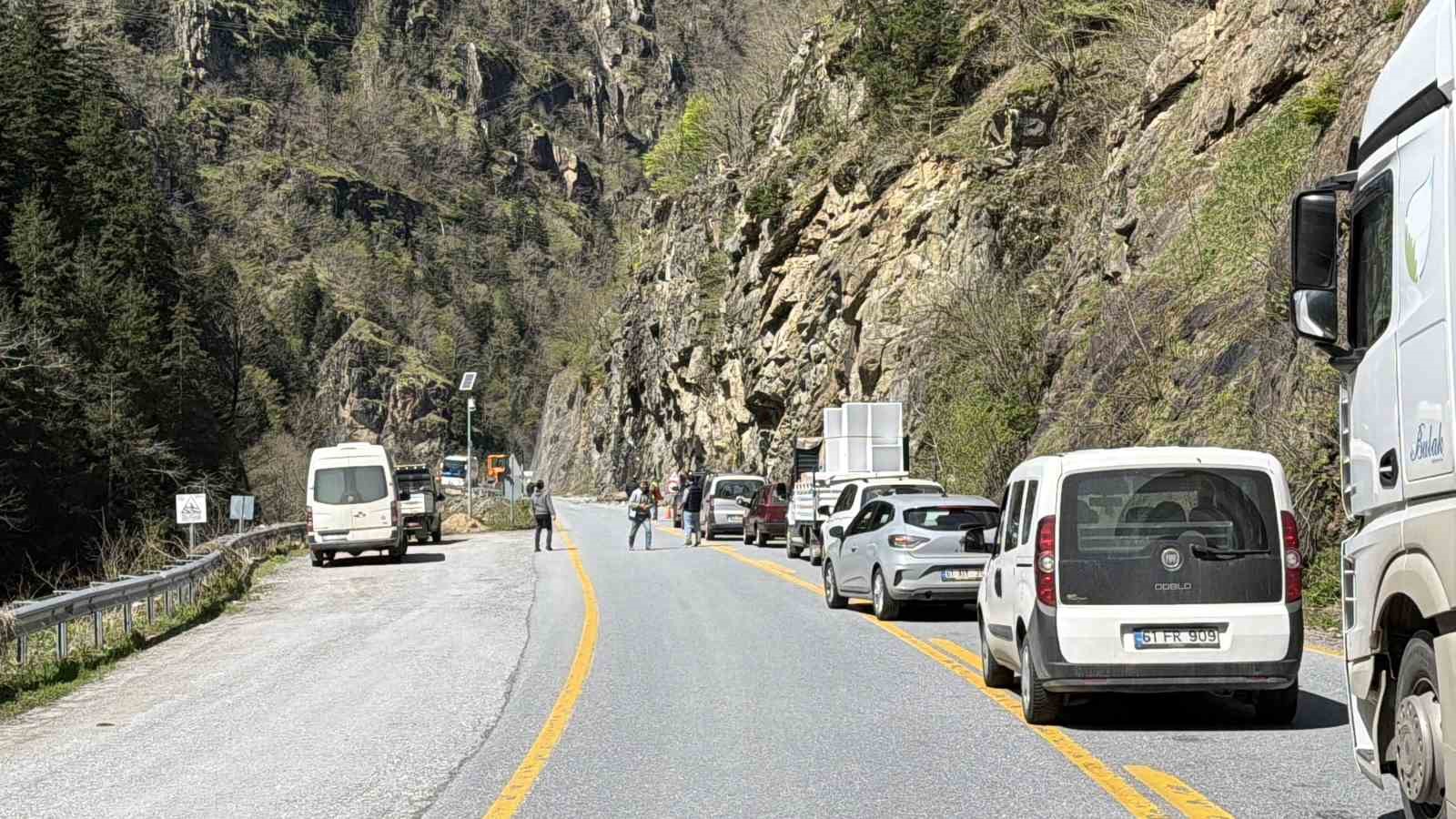 Çaykara-Uzungöl karayolunda kaya düşmesi nedeniyle ulaşım kontrollü sağlanıyor
