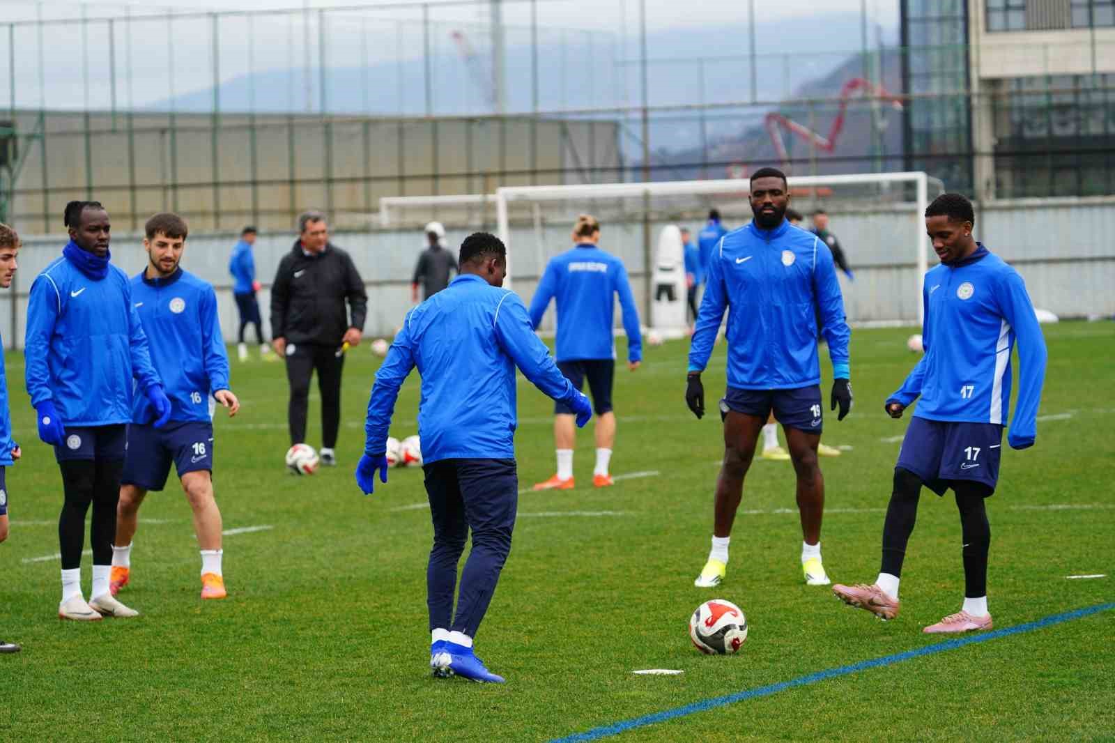 Çaykur Rizespor, Gençlerbirliği maçı hazırlıklarını sürdürdü
