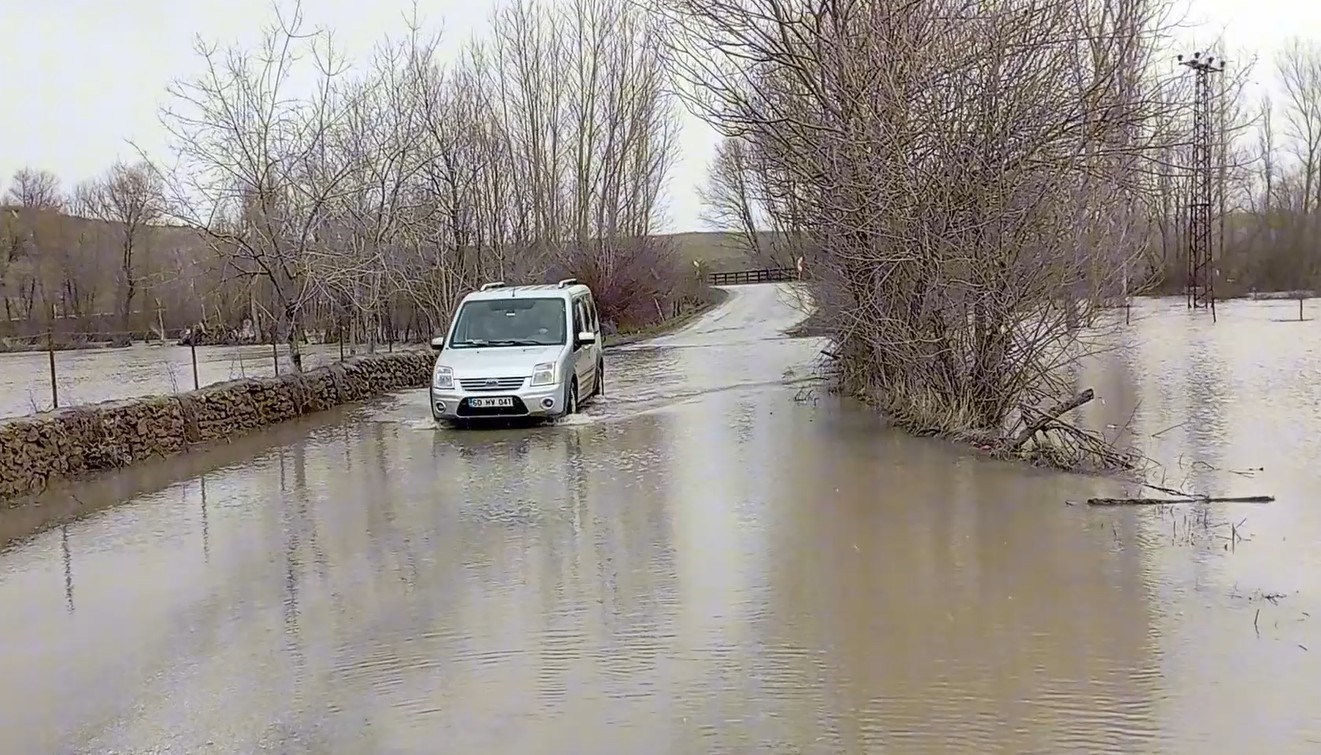 Çekerek ırmağı taştı; yollar ve tarlalar sular altında kaldı
