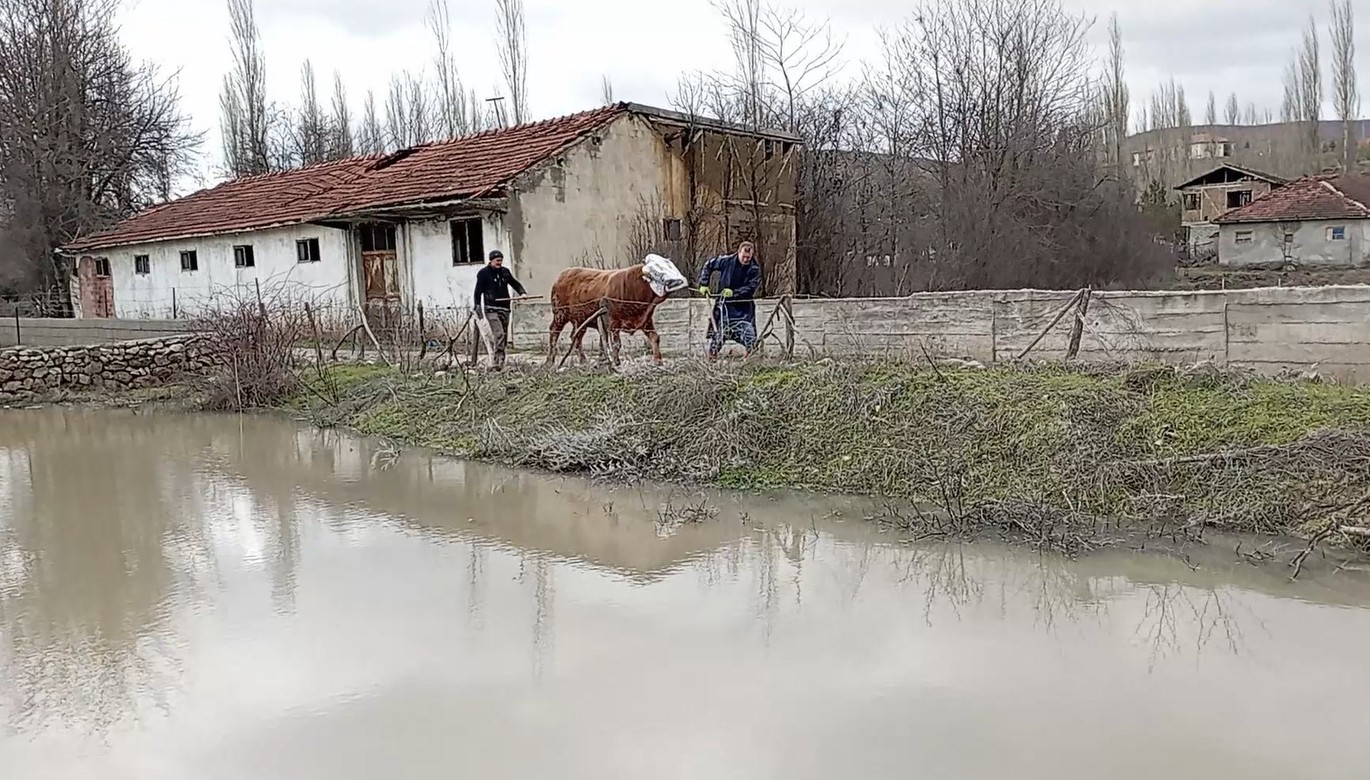 Çekerek ırmağı taştı; yollar ve tarlalar sular altında kaldı
