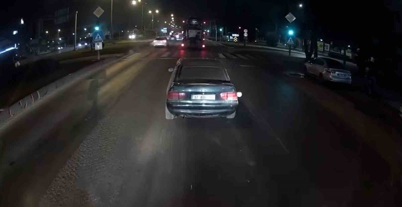 Çekici otomobili yola düşürdü
