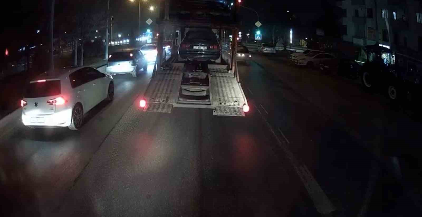 Çekici otomobili yola düşürdü
