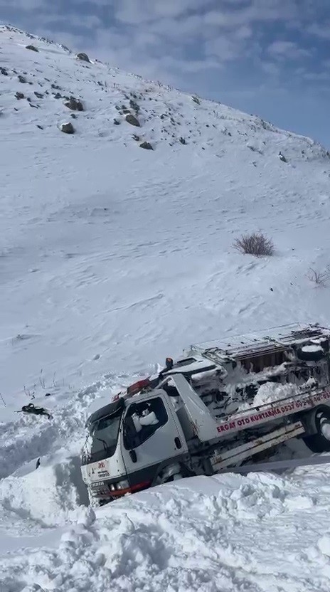 Çekici taşıdığı araç ile şarampole devrildi
