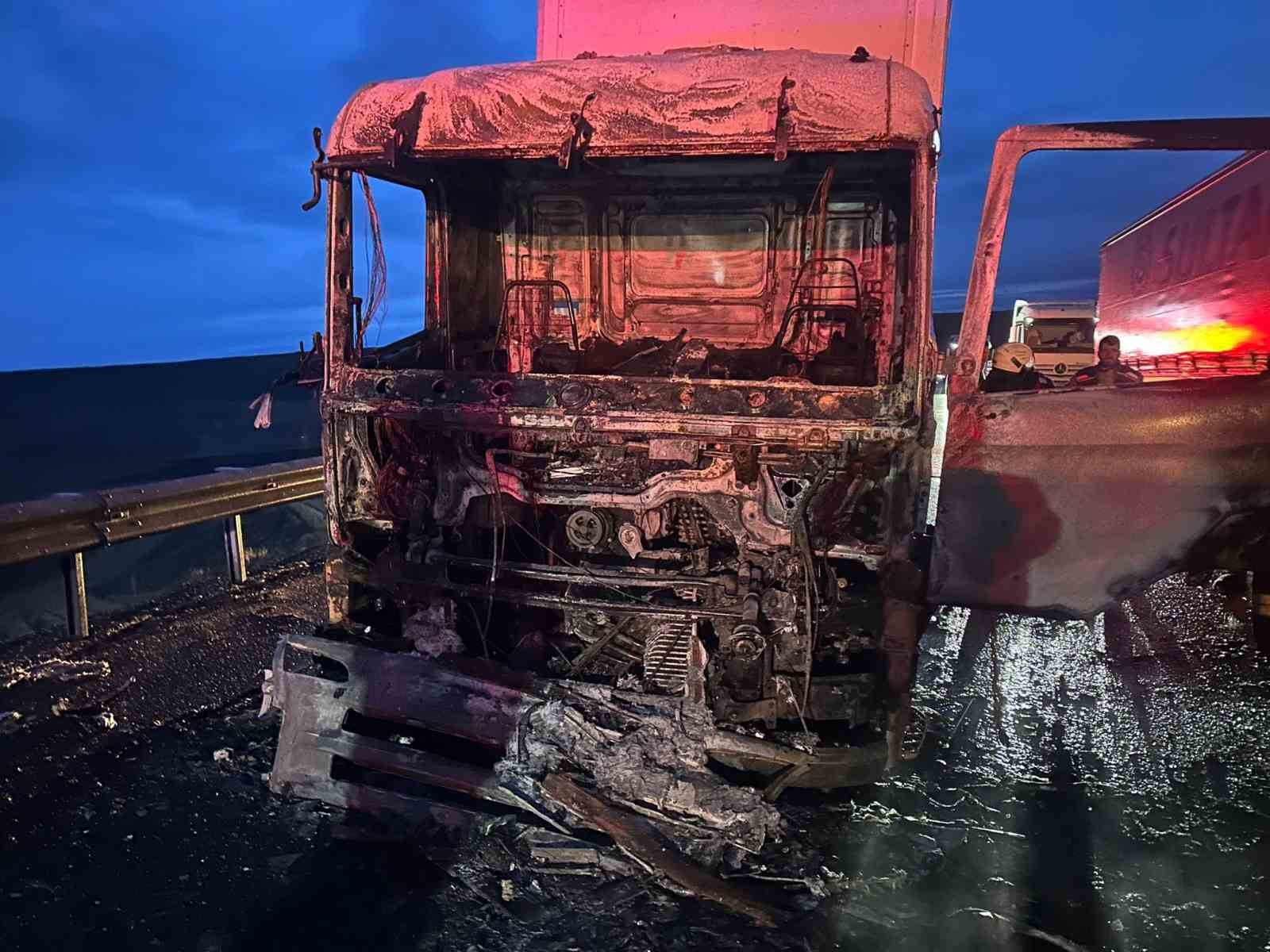 Çekici yanarak kullanılamaz hale geldi
