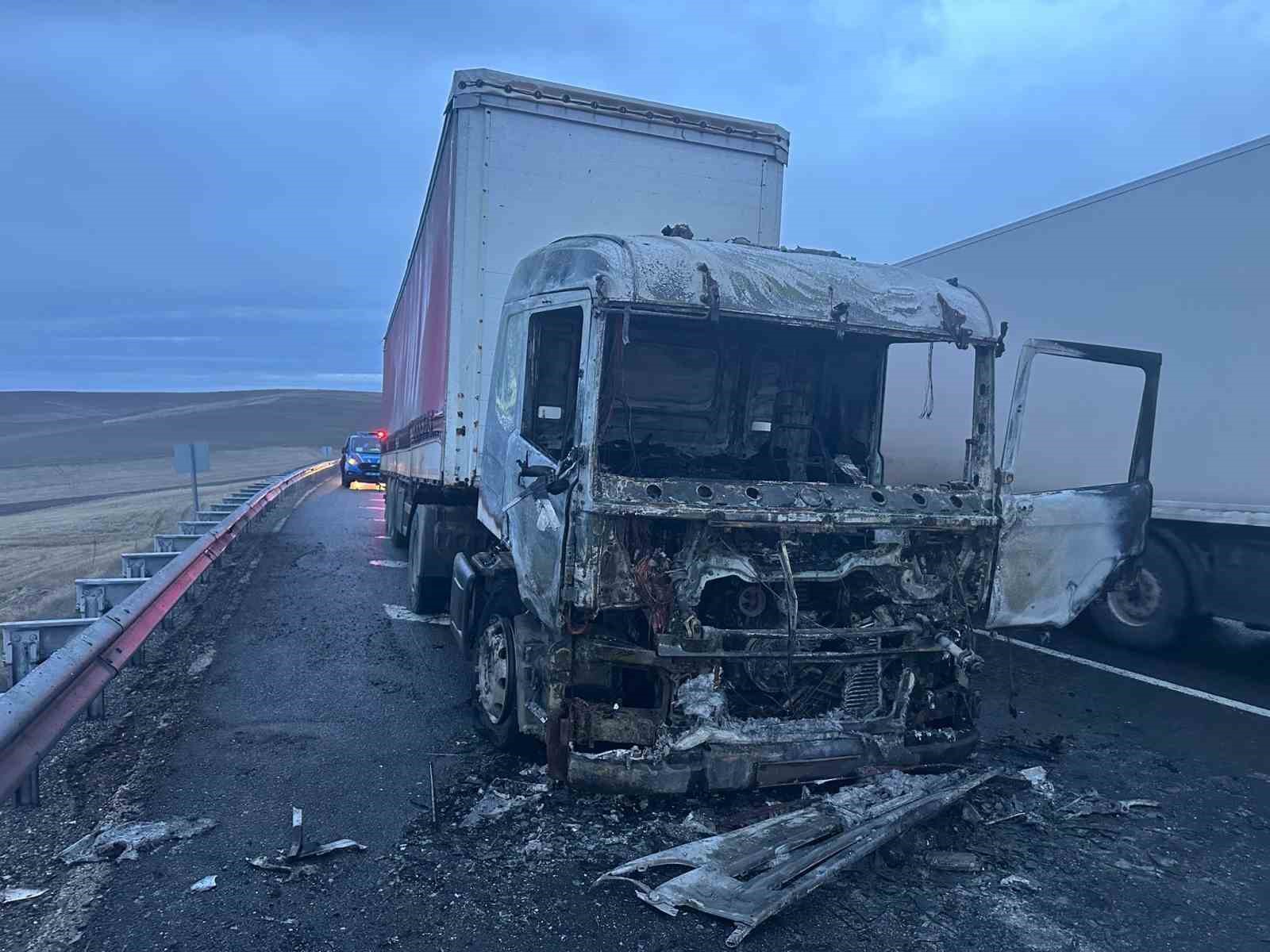 Çekici yanarak kullanılamaz hale geldi
