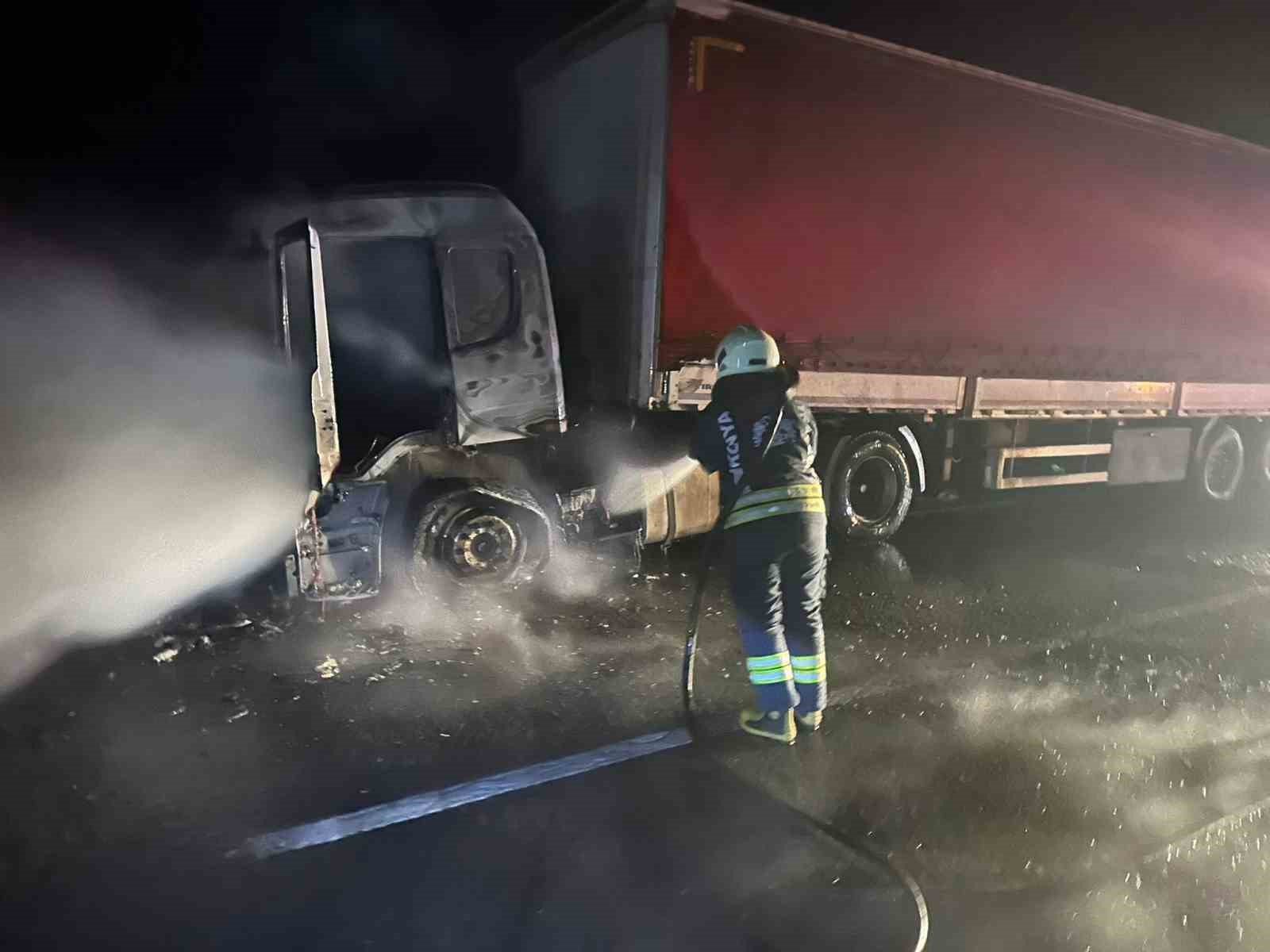 Çekici yanarak kullanılamaz hale geldi
