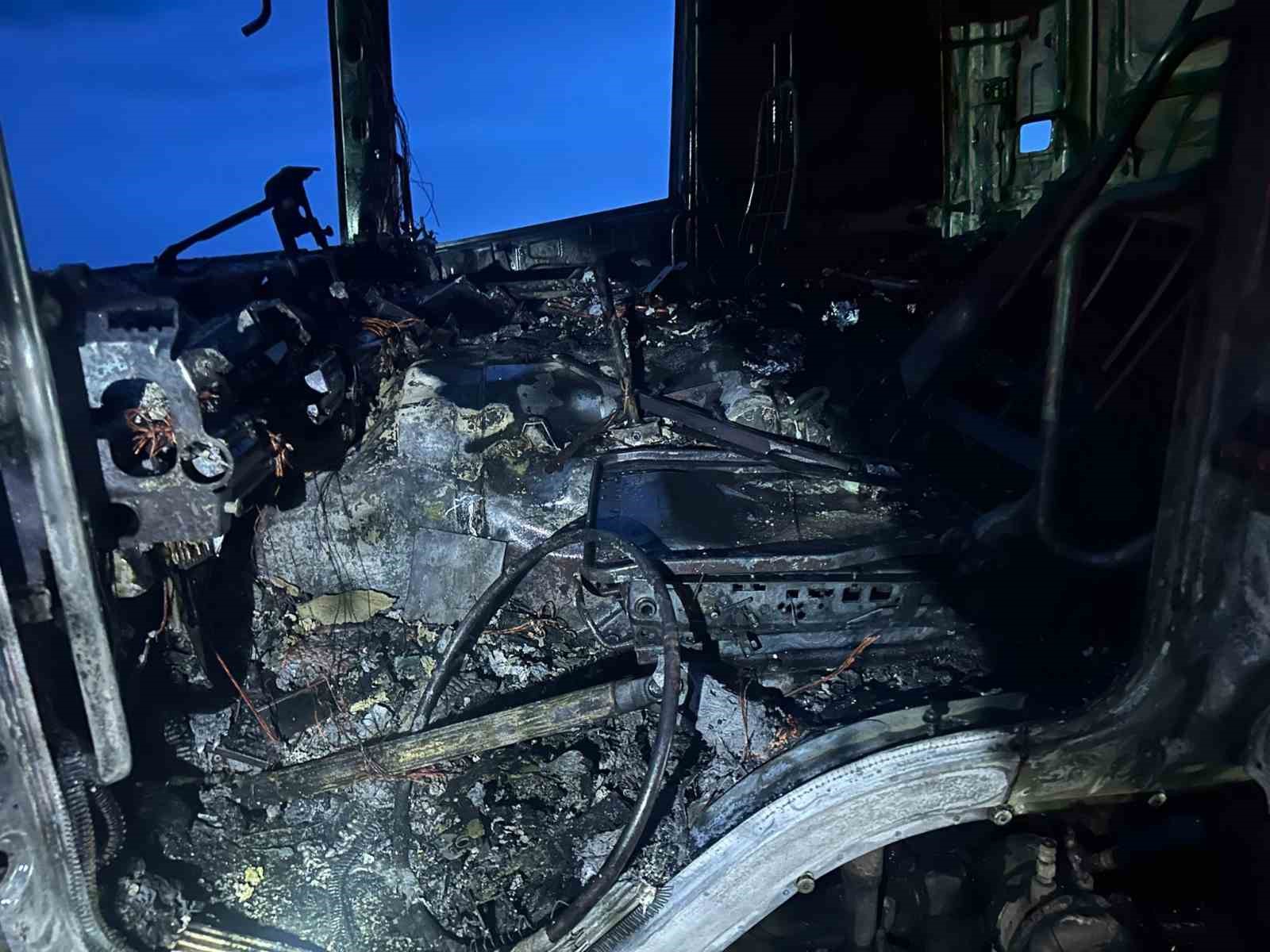 Çekici yanarak kullanılamaz hale geldi
