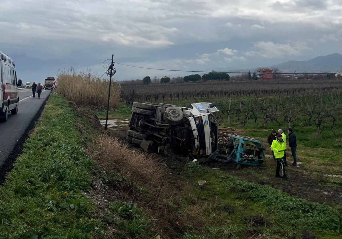 Çekiciden savrulan kamyon şarampole uçtu
