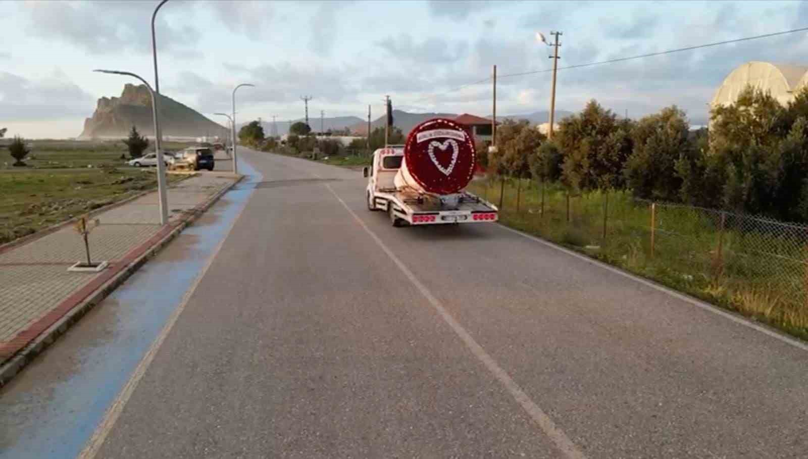 Çekicinin vincini 777 gülle donatıp eşine sürpriz yaptı
