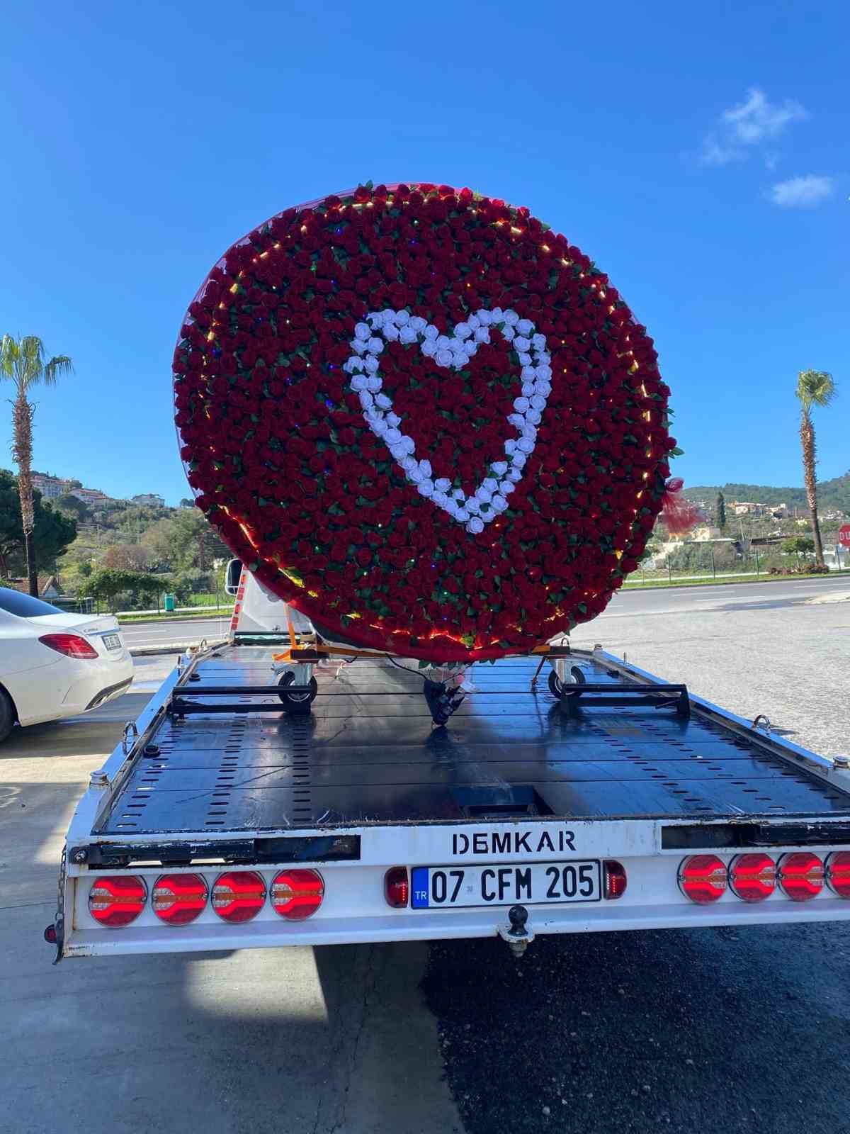 Çekicinin vincini 777 gülle donatıp eşine sürpriz yaptı
