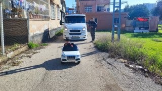 Çekiciyle gelen doğum günü sürprizi yüzleri güldürdü
