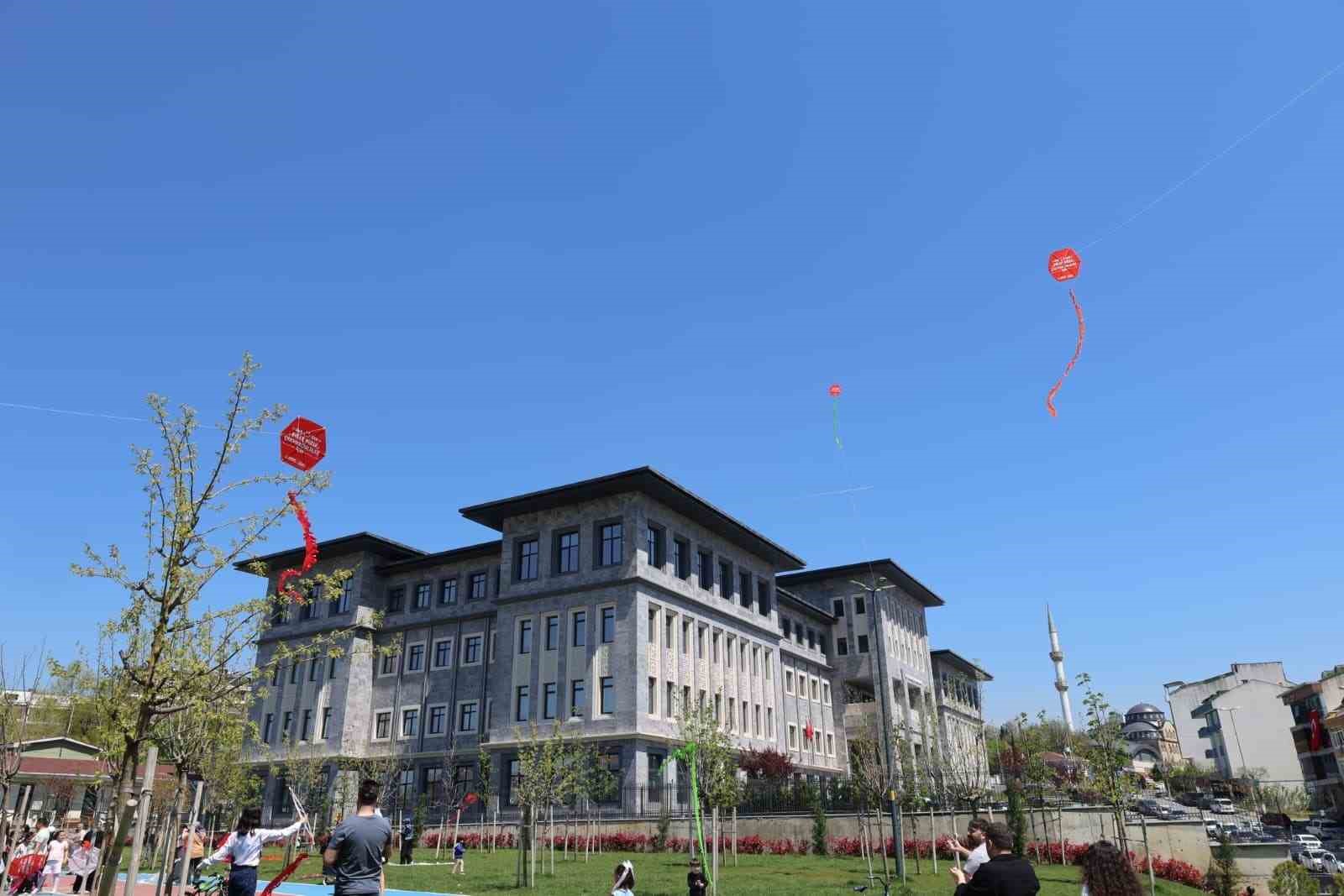 Çekmeköy’de gökyüzü çocukların bayramına sahne oldu
