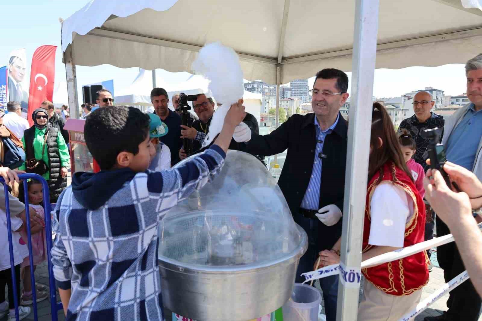 Çekmeköy’de gökyüzü çocukların bayramına sahne oldu
