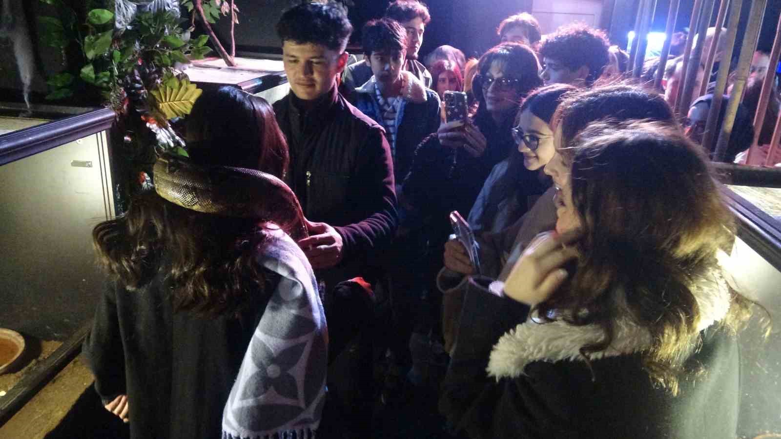 Çekmeköy’de kadınlar 8 Mart’ı hayvanat bahçesinde kutladı: Park of İstanbul kadınlara ücretsiz açıldı
Çekmeköy’de kadınlar 8 Mart’ı hayvanat bahçesinde kutladı: Park of İstanbul kadınlara ücretsiz açıldı