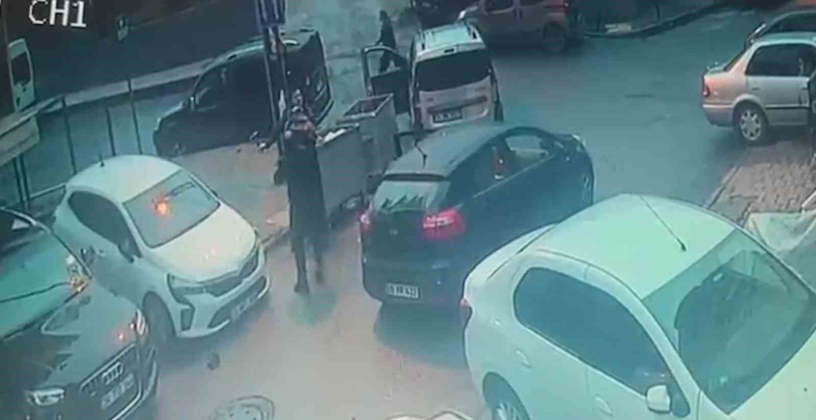 Çekmeköy’de kapı önü motor parkı kavgası: Keser ve sopayla darp anları kamerada
