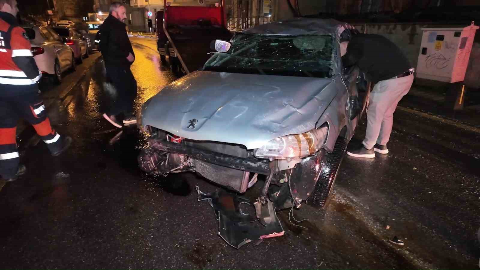 Çekmeköy’de kontrolden çıkan otomobil takla attı: 3 yaralı
