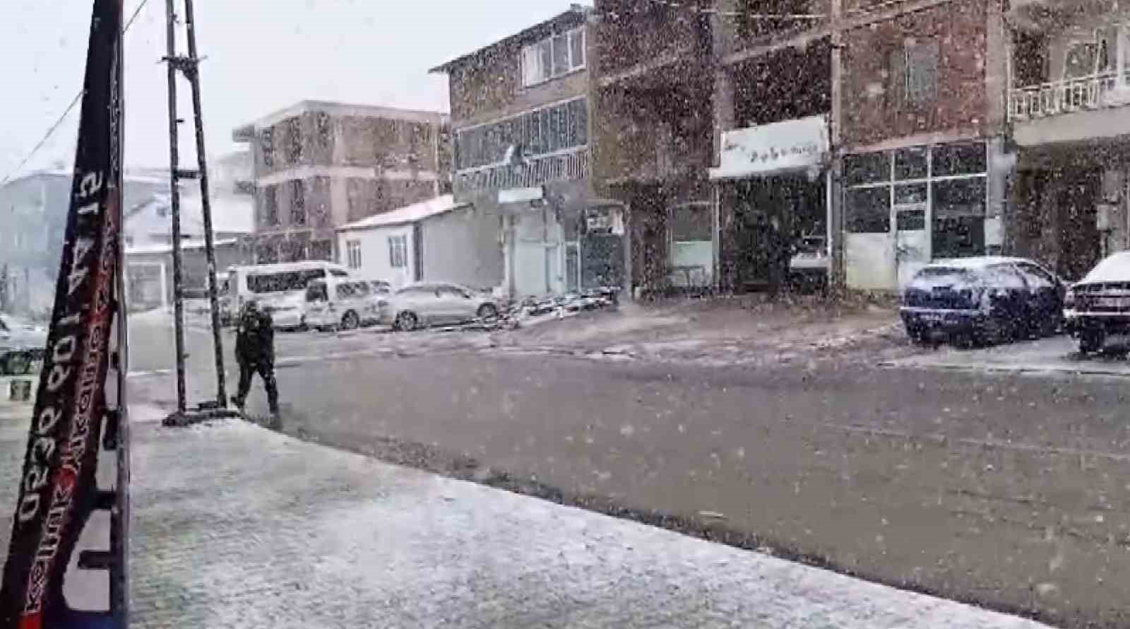 Çelikhan ilçesinde kar yağışı başladı
