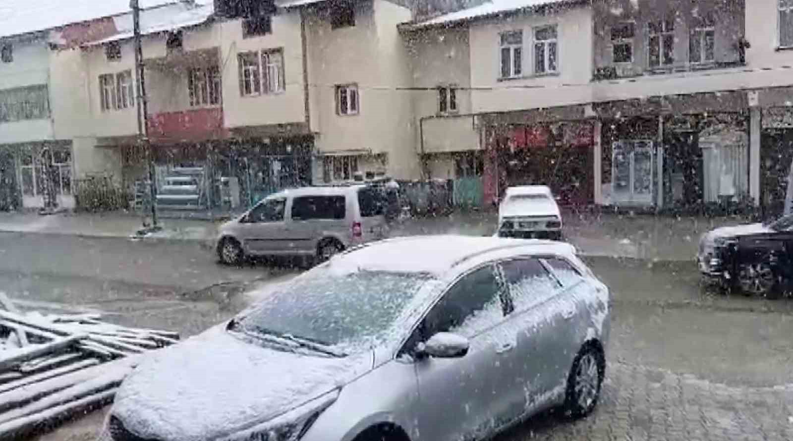 Çelikhan ilçesinde kar yağışı başladı
