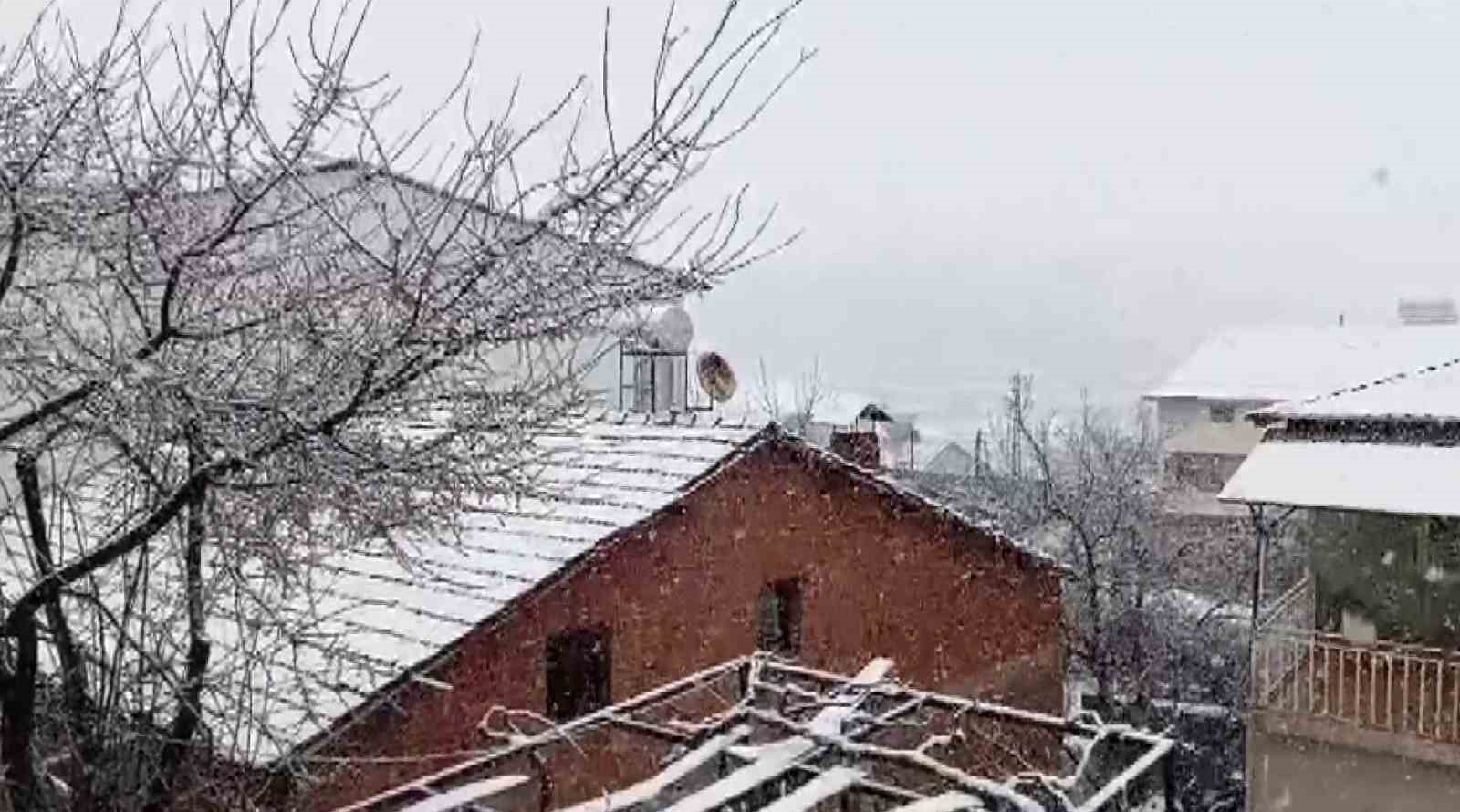 Çelikhan ilçesinde kar yağışı başladı
