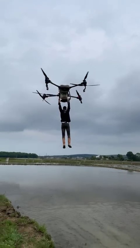 Çeltik tarlasında tehlikeli yolculuk: Drona asılıp uçtu
