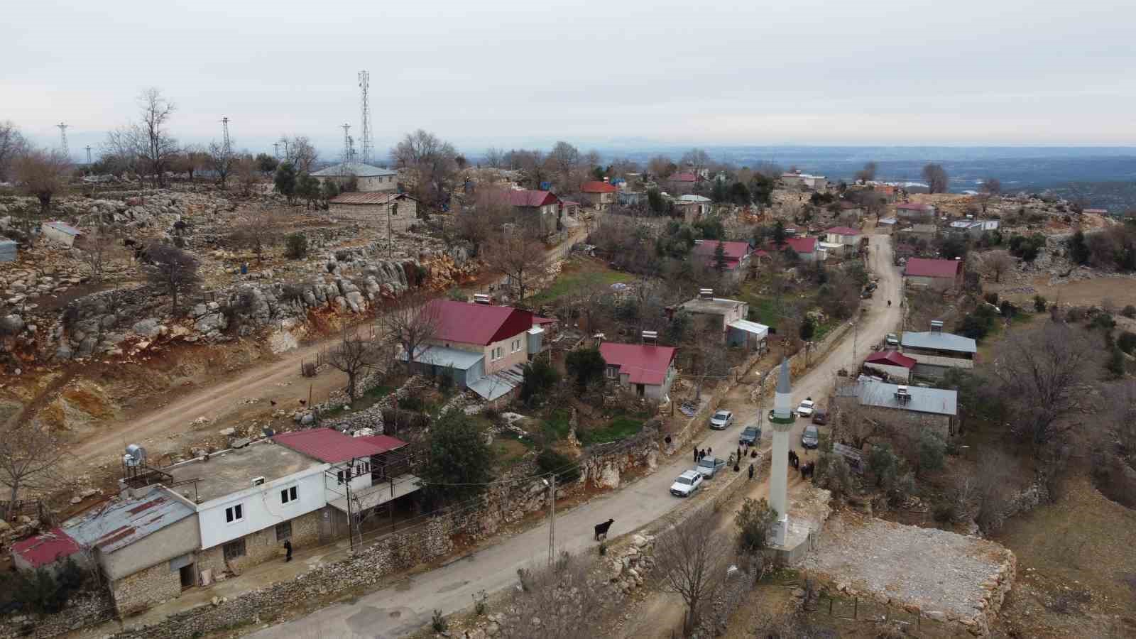 Cemaat, imam, minare var fakat cami yok
