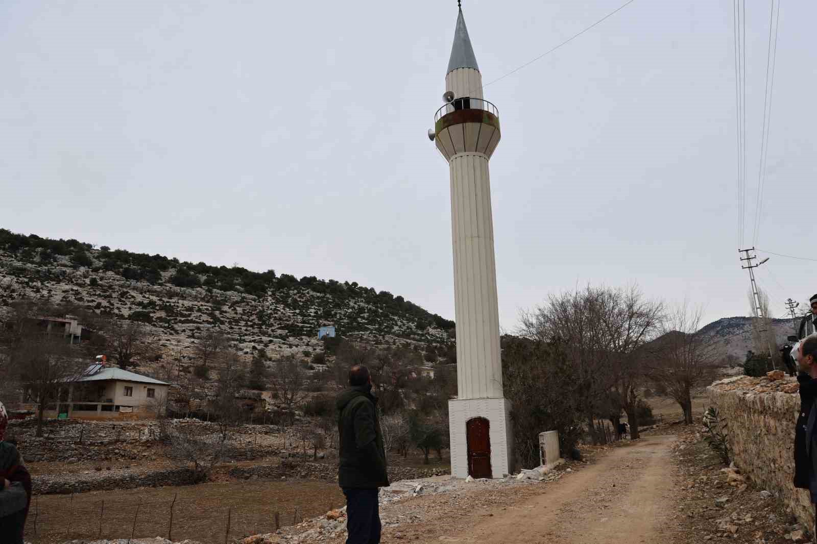 Cemaat, imam, minare var fakat cami yok
