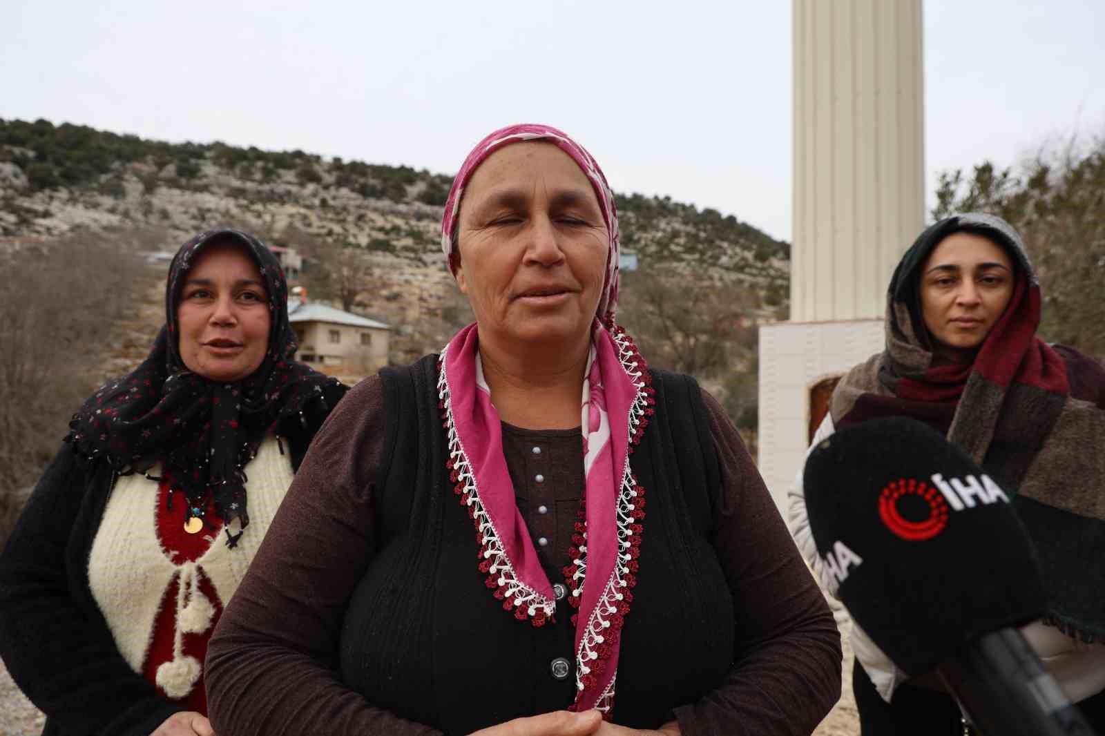 Cemaat, imam, minare var fakat cami yok
