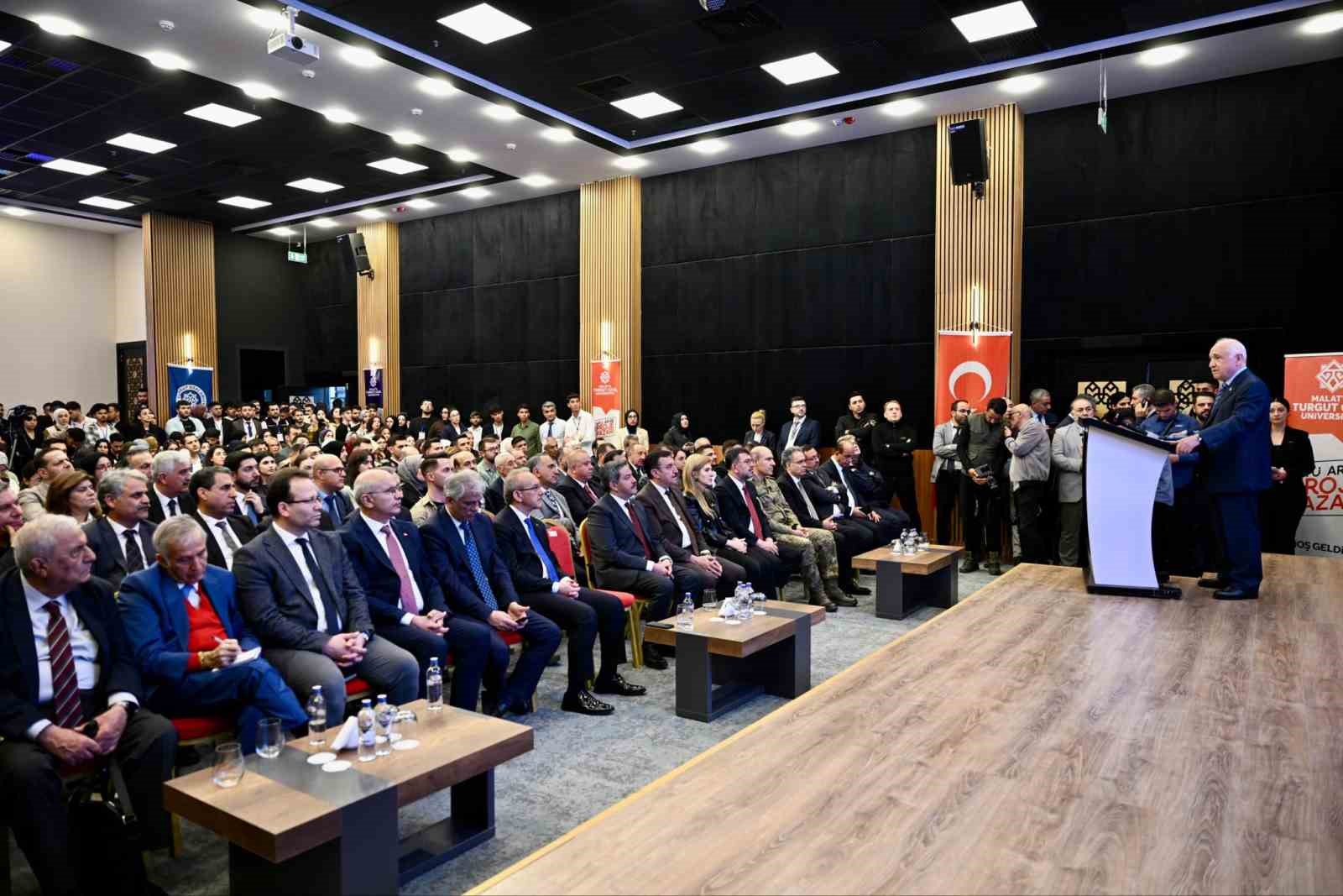 Cemil Çiçek: "Özal Türkiye’ye çağ atlattı, üç temel özgürlükle dönüşüm sağladı"
