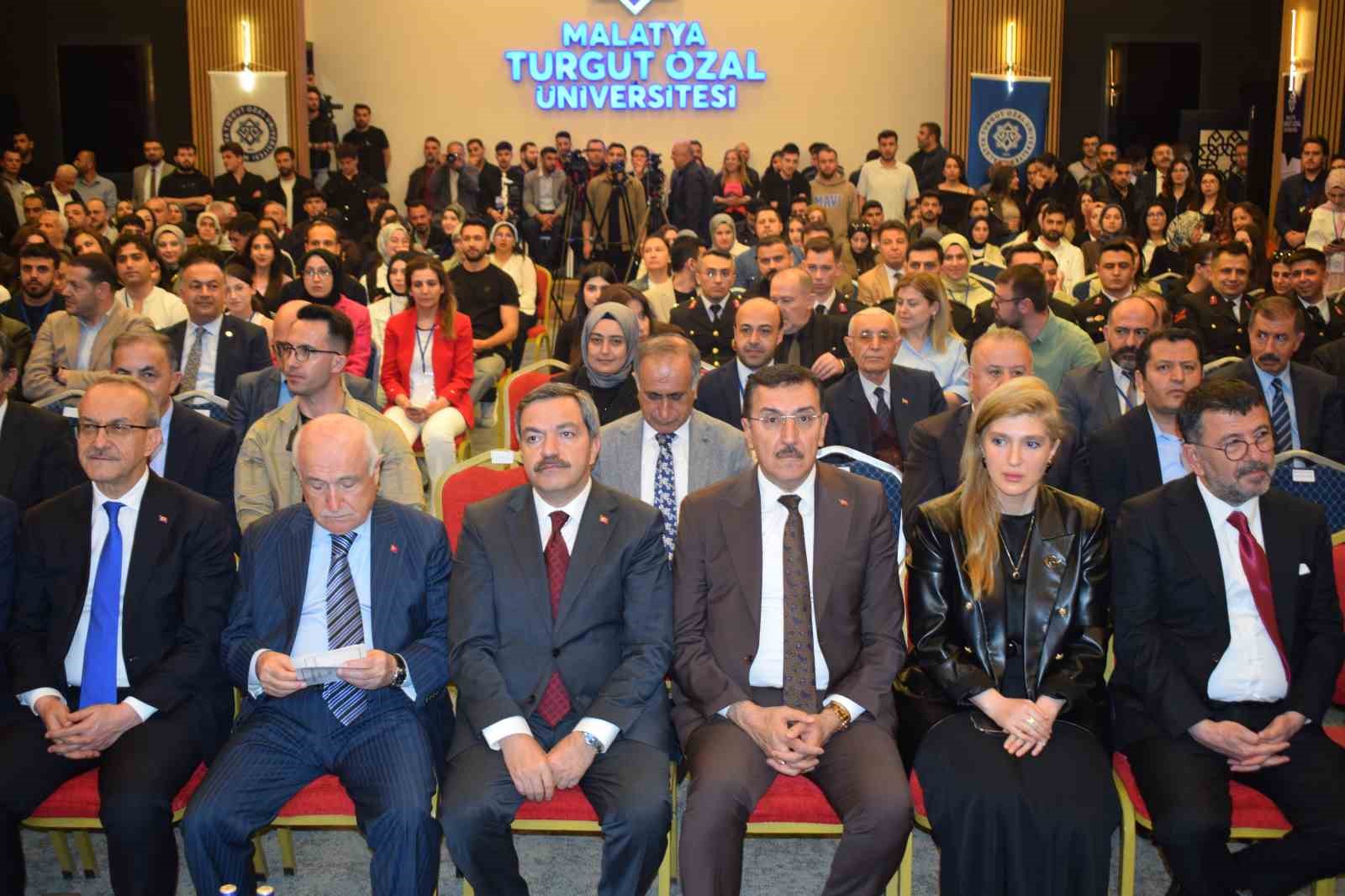 Cemil Çiçek: "Özal Türkiye’ye çağ atlattı, üç temel özgürlükle dönüşüm sağladı"
