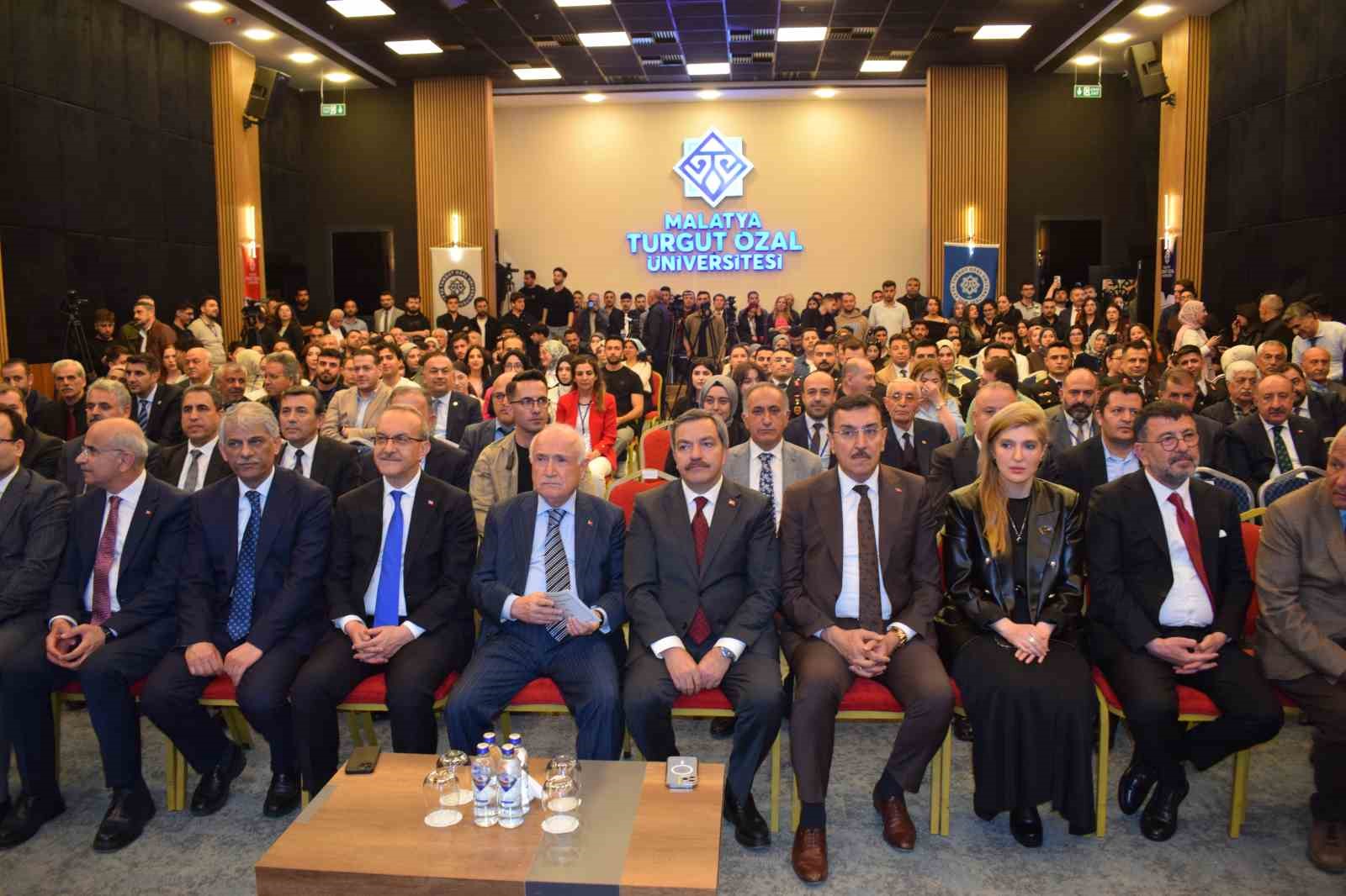 Cemil Çiçek: "Özal Türkiye’ye çağ atlattı, üç temel özgürlükle dönüşüm sağladı"
