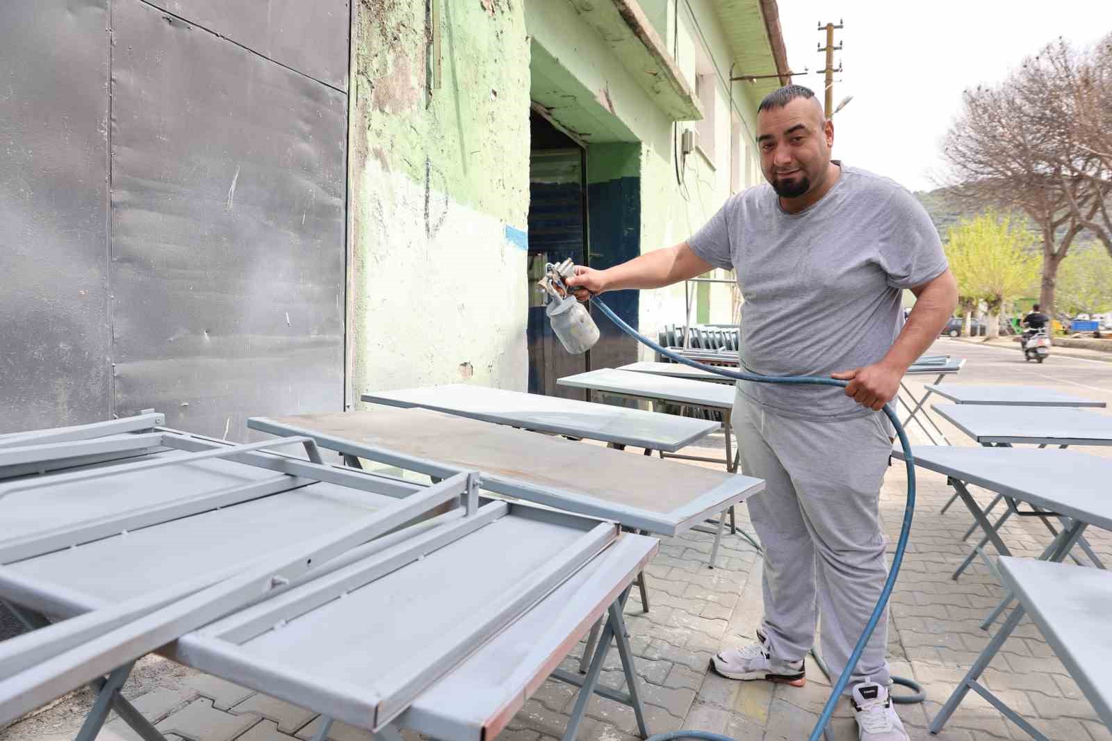 Cemiyetlerin vazgeçilmezi demir masalar sezona hazırlanıyor
