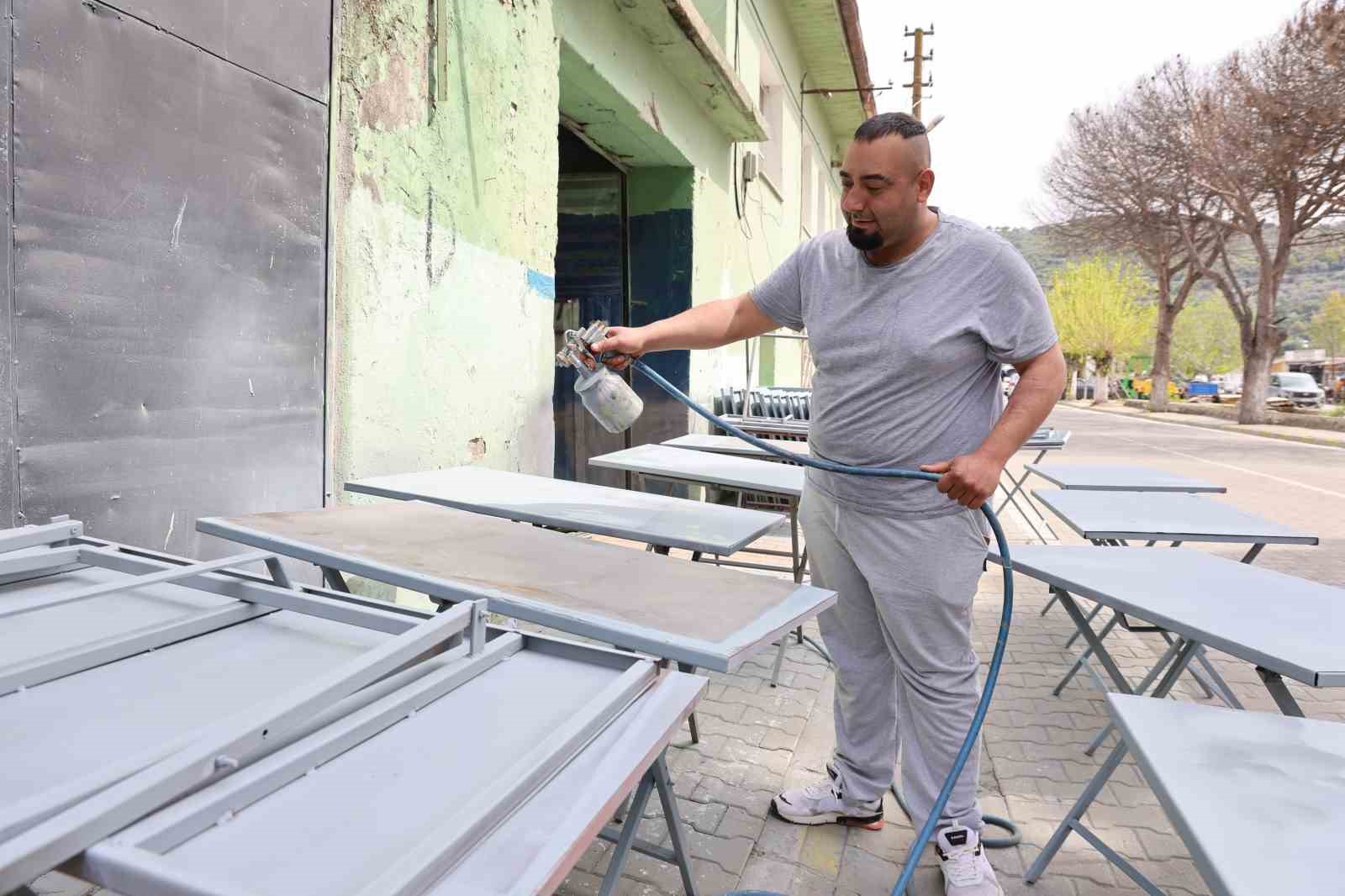 Cemiyetlerin vazgeçilmezi demir masalar sezona hazırlanıyor
