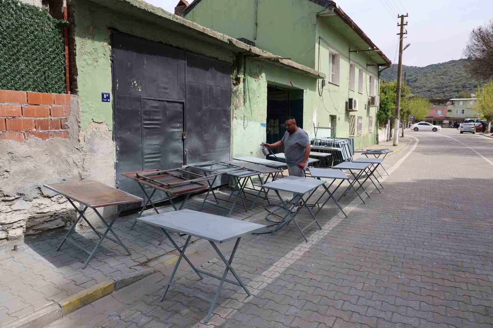 Cemiyetlerin vazgeçilmezi demir masalar sezona hazırlanıyor
