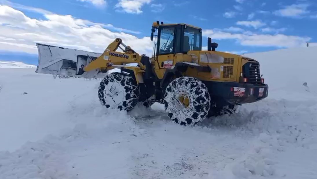 Cenaze aracı yolda kaldı, iş makineleri kapanan yolu açtı
