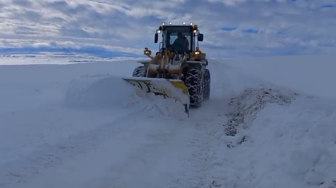 Cenaze aracı yolda kaldı, iş makineleri kapanan yolu açtı
