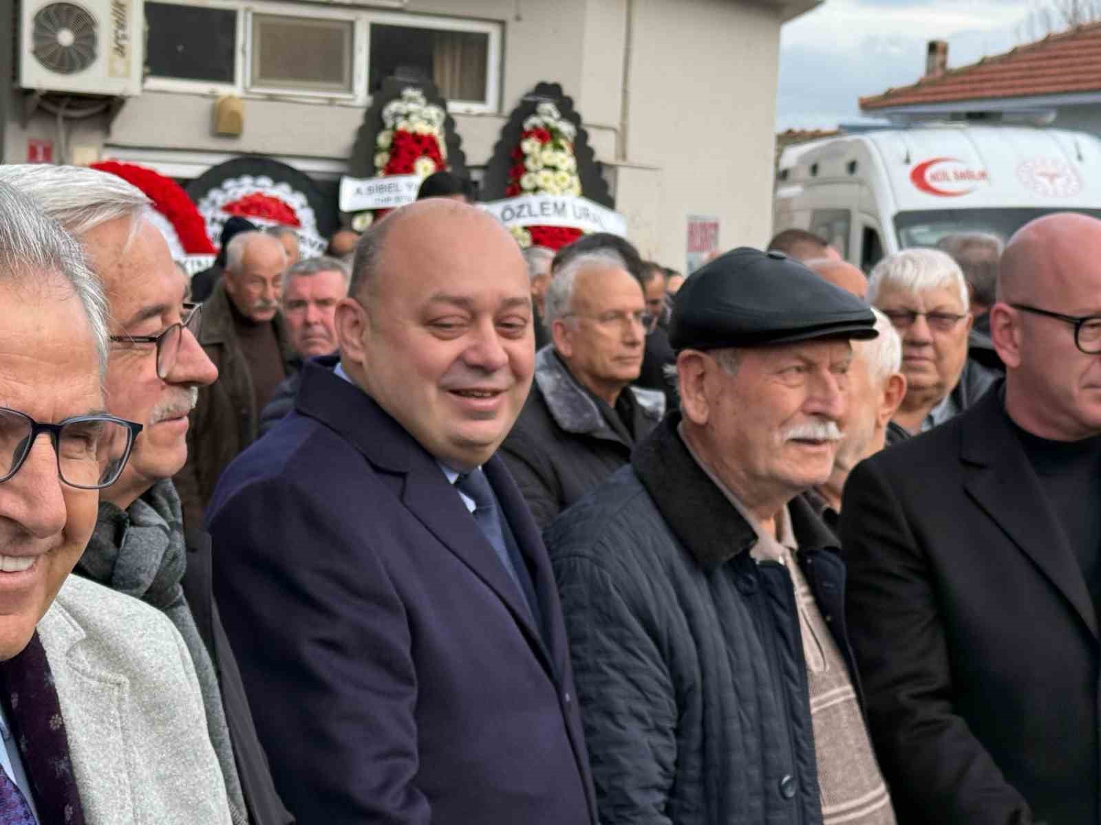 Cenazede dikkat çeken rahatlık: Başkanın kahkahaları tepki çekti
