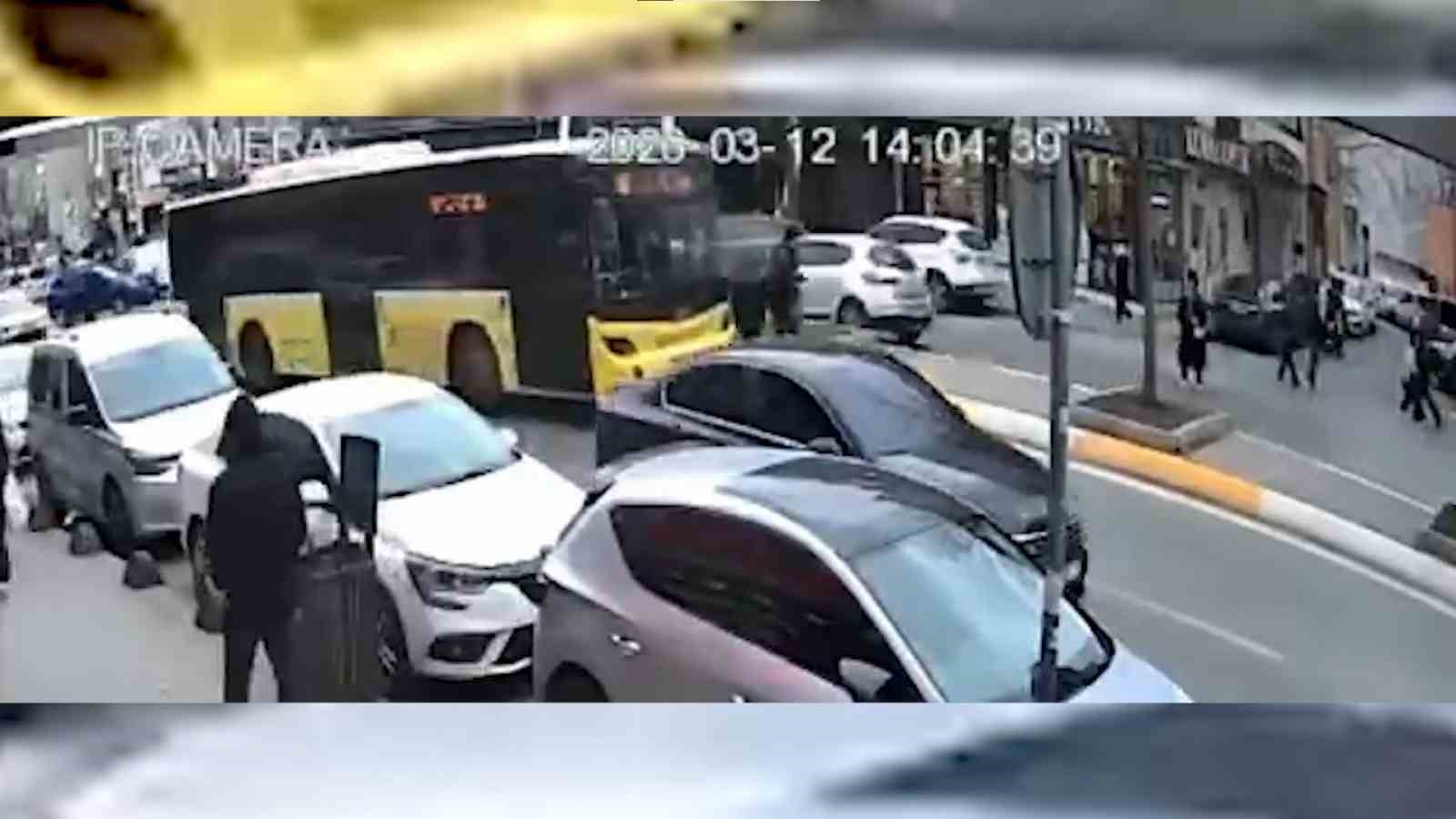 Cenazeden çıkıp yolun karşısına geçiyordu: İETT otobüsü çarptı, hayatını kaybetti
