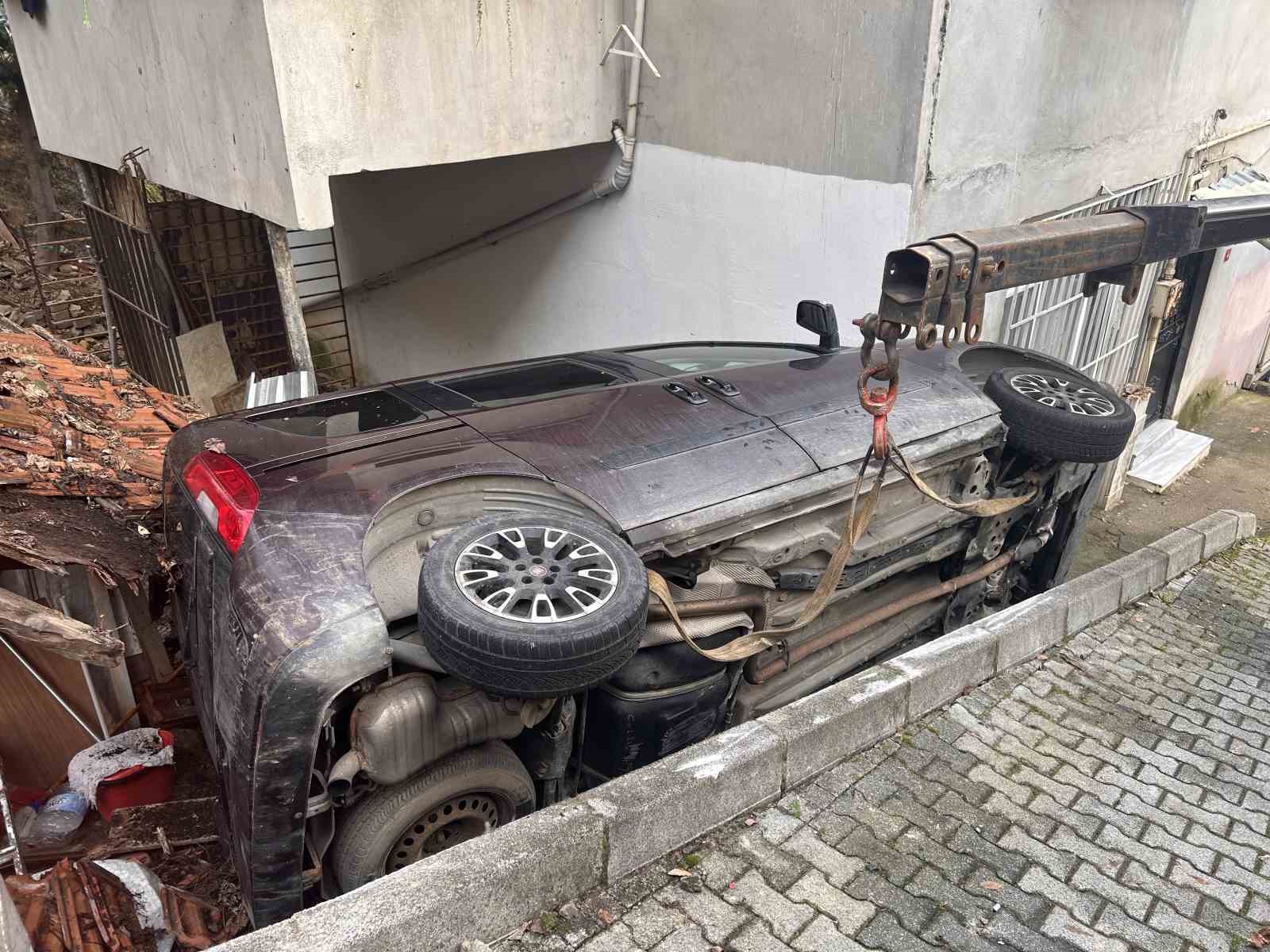 Çengelköy’de vitesi boşta kalan araç bahçeye uçtu
