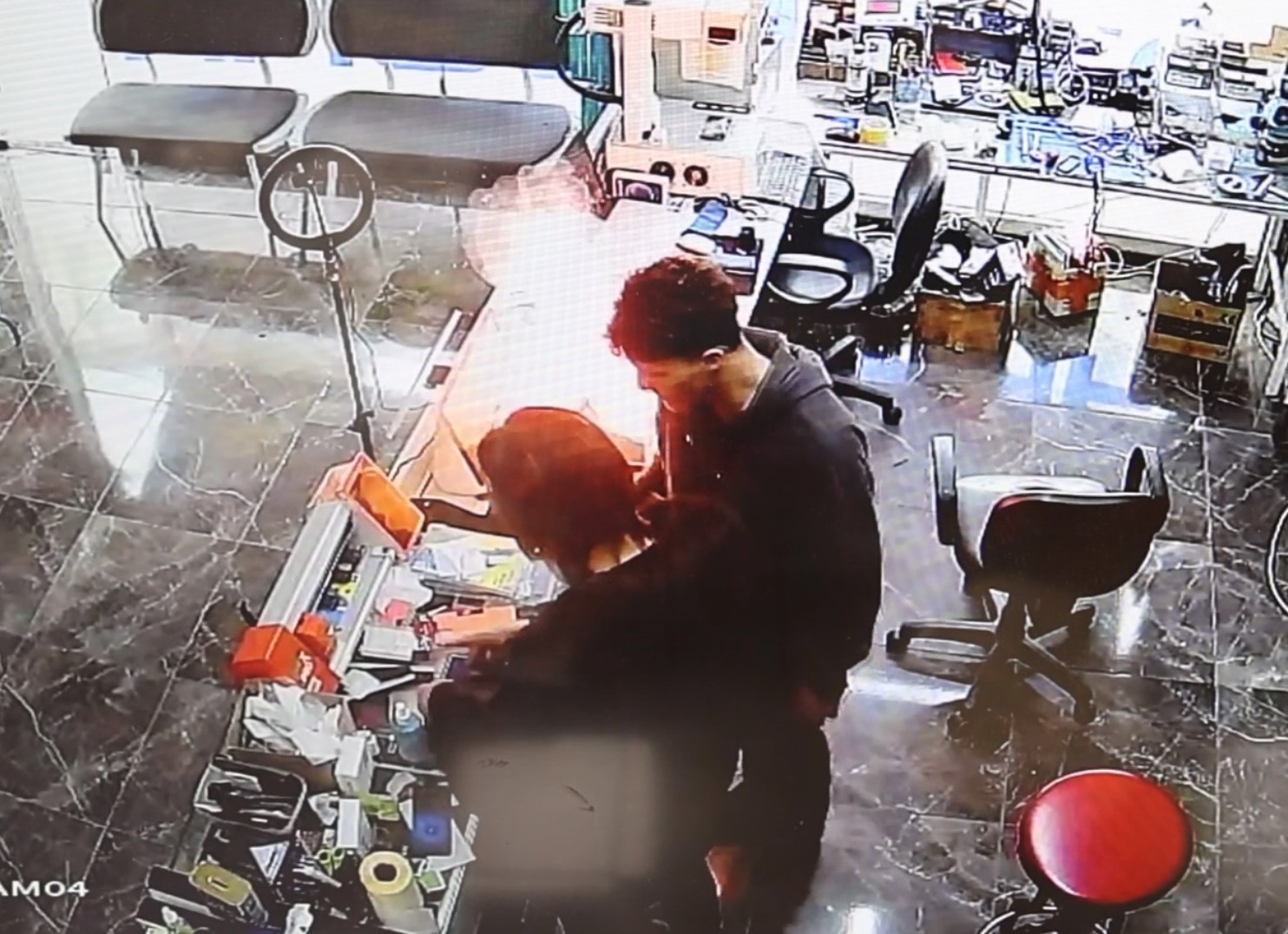 Cep telefonu bomba gibi patlayıp alev aldı: O anlar kamerada
Cep telefonu bomba gibi patlayıp alev aldı: O anlar kamerada