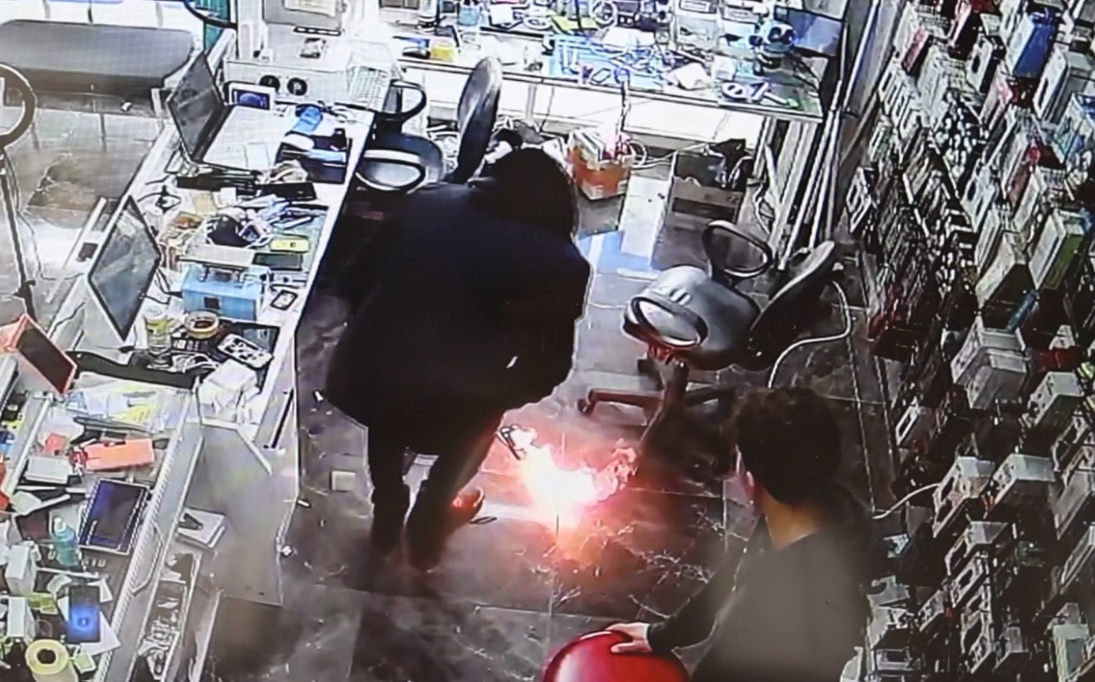 Cep telefonu bomba gibi patlayıp alev aldı: O anlar kamerada
Cep telefonu bomba gibi patlayıp alev aldı: O anlar kamerada