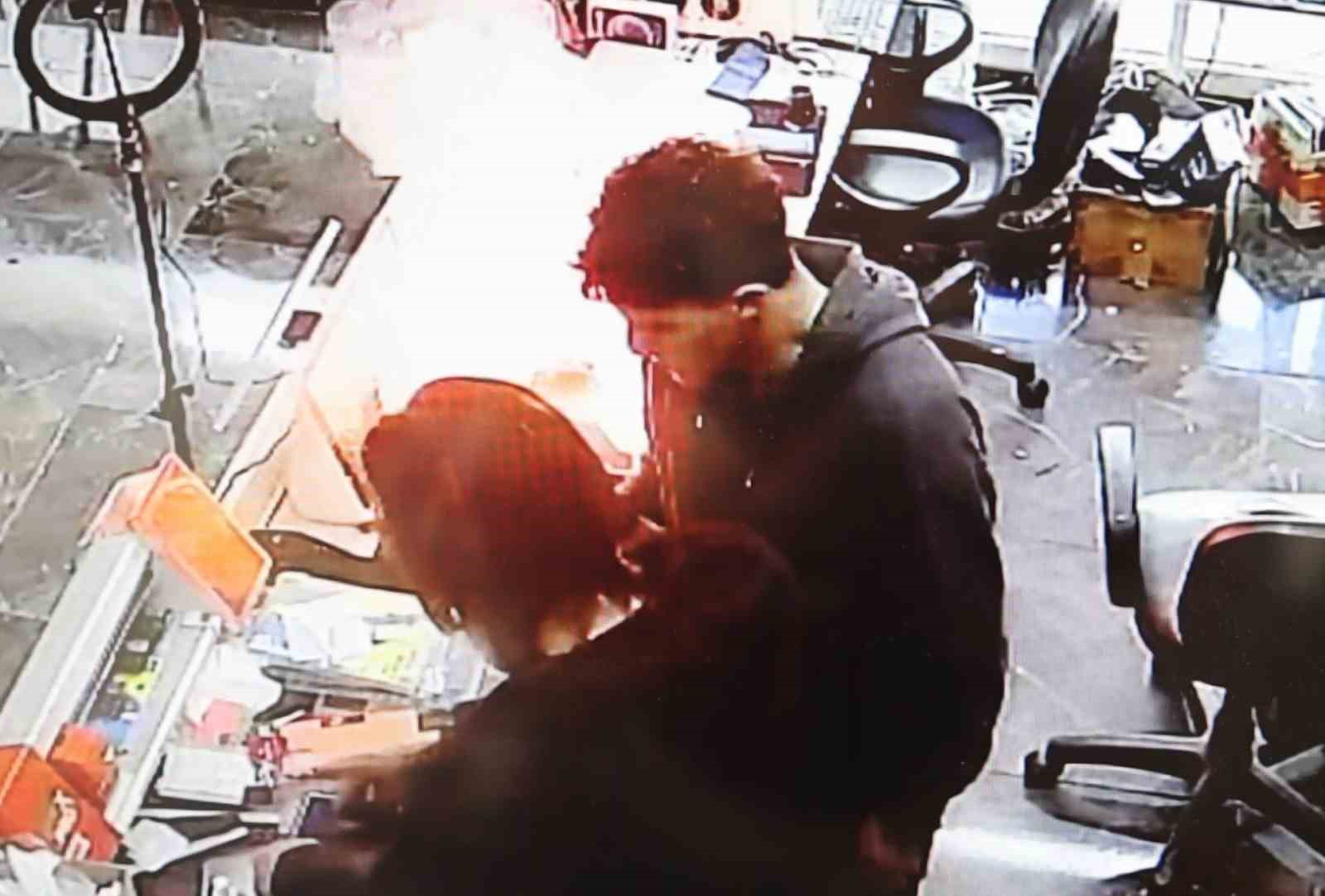 Cep telefonu bomba gibi patlayıp alev aldı: O anlar kamerada
Cep telefonu bomba gibi patlayıp alev aldı: O anlar kamerada