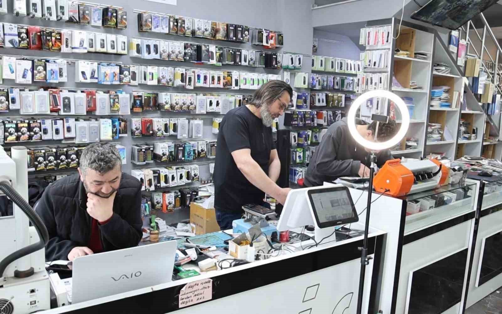 Cep telefonu bomba gibi patlayıp alev aldı: O anlar kamerada
Cep telefonu bomba gibi patlayıp alev aldı: O anlar kamerada