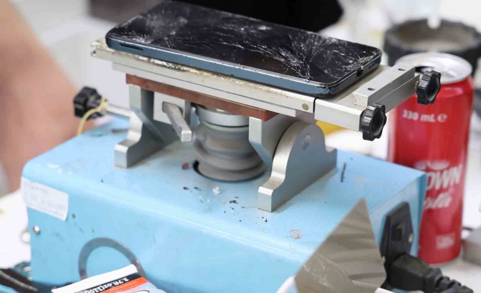 Cep telefonu bomba gibi patlayıp alev aldı: O anlar kamerada
Cep telefonu bomba gibi patlayıp alev aldı: O anlar kamerada