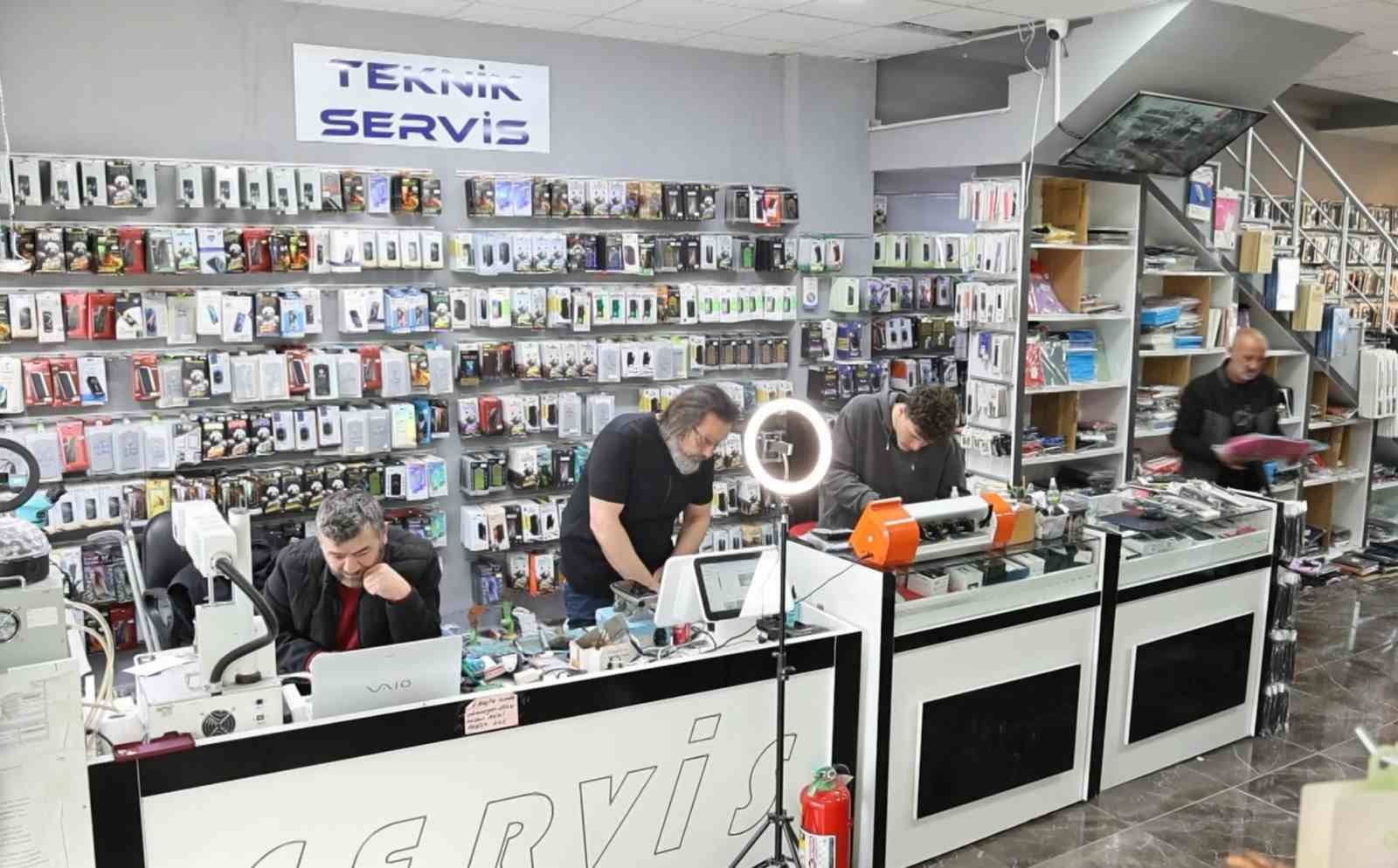 Cep telefonu bomba gibi patlayıp alev aldı: O anlar kamerada
Cep telefonu bomba gibi patlayıp alev aldı: O anlar kamerada