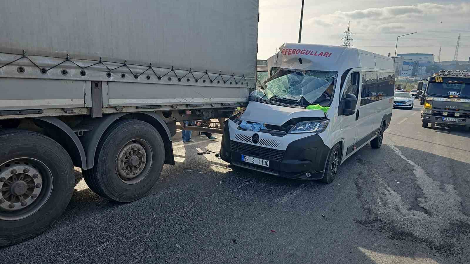 Çerkezköy’de işçi servisi tıra çarptı: 1’i ağır 4 yaralı
