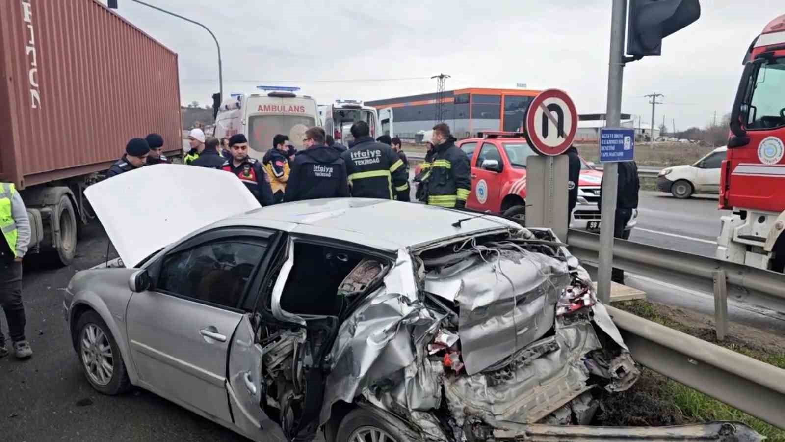 Çerkezköy’de tır otomobile arkadan çarptı: 3 yaralı

