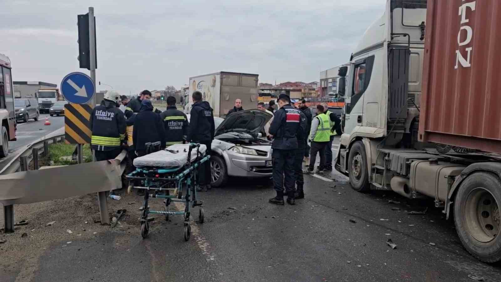 Çerkezköy’de tır otomobile arkadan çarptı: 3 yaralı
