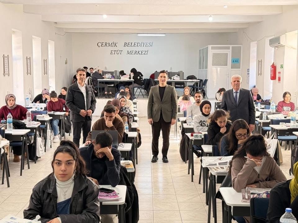 Çermik Belediyesi sınavlara hazırlanan gençlere kaynak yardımında bulundu
