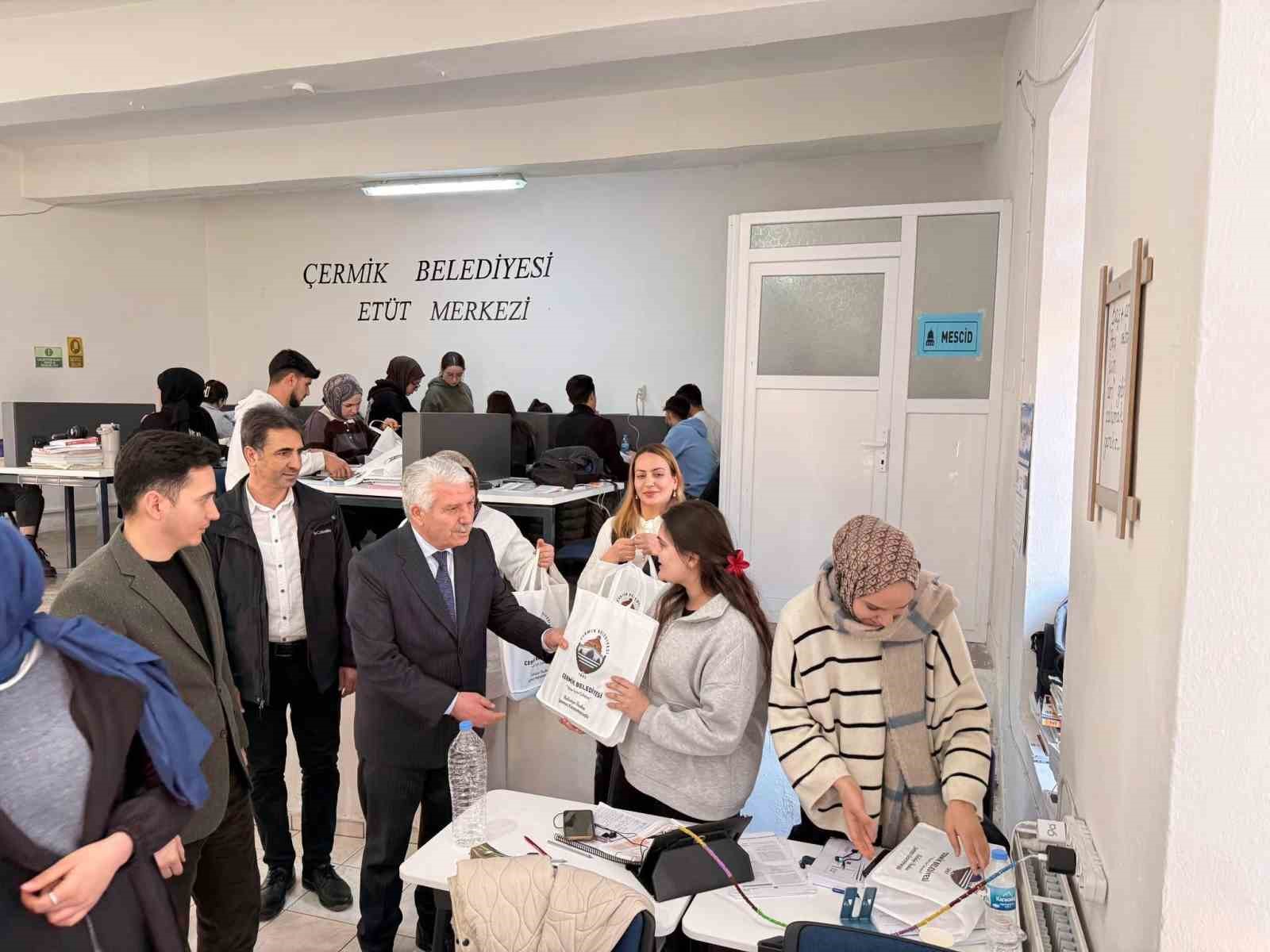 Çermik Belediyesi sınavlara hazırlanan gençlere kaynak yardımında bulundu
